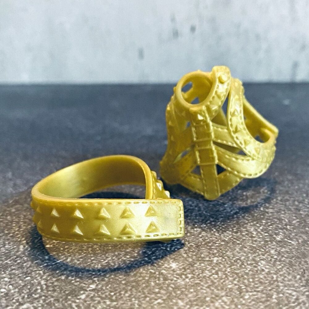 Monster High Ghouls Rule Clawdeen Wolf Gold Chest Plate Replacement Piece
